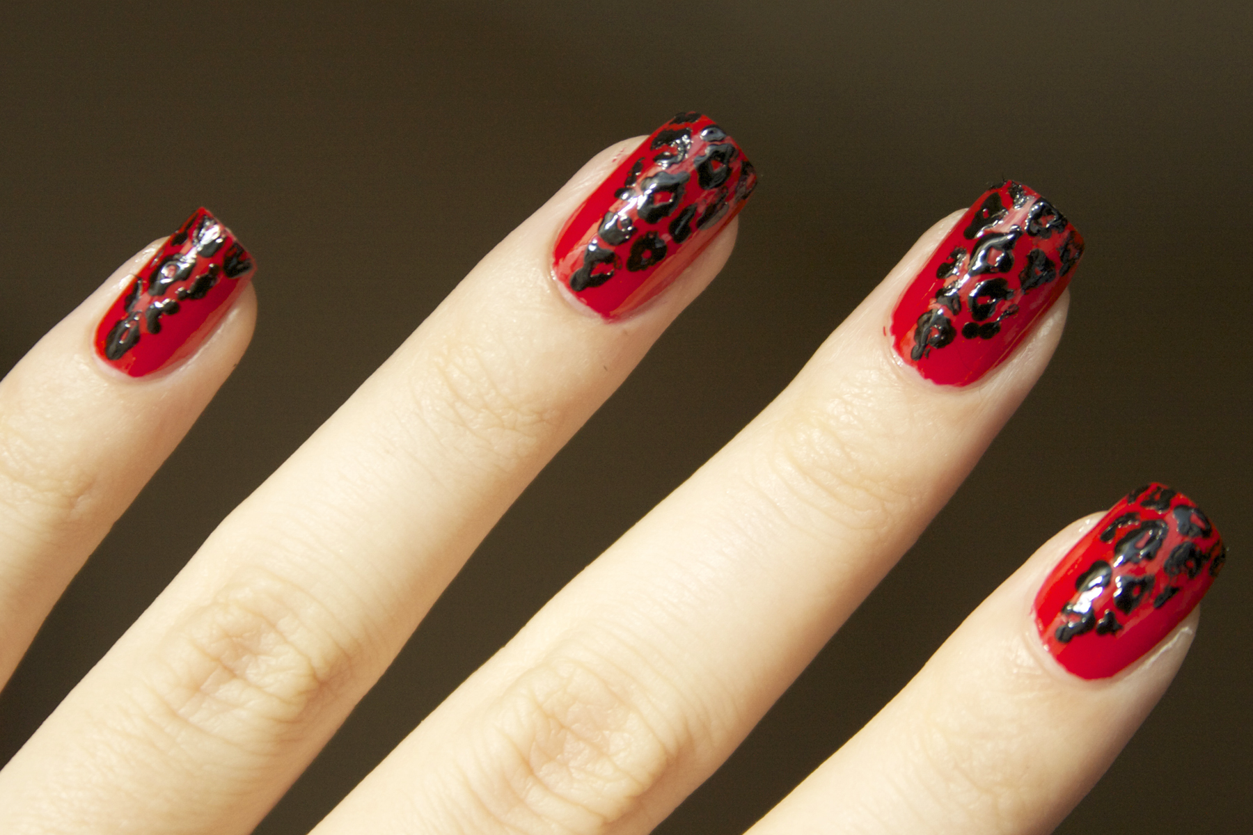 маникюр красный с белым. маникюр в стиле красный. рок маникюр на короткие ногти. красные ногти. маникюр на хэллоуин летучие мыши.